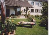 Rückseite: Terrasse mit Gartenbereich - 