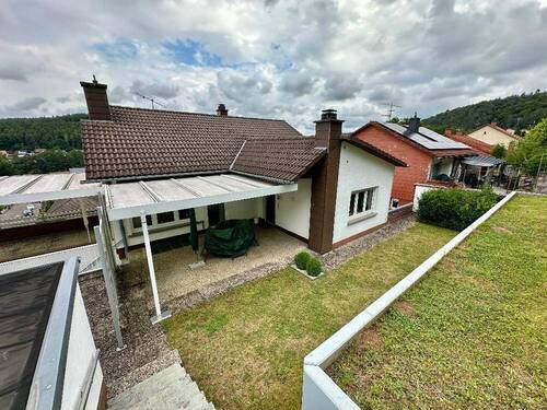 Bild 1 - +++In unverbaubarer Lage: Charmantes Einfamilienhaus mit kleiner Einliegerwohnung, Panoramablick, Terrassen, Garten, Garage in ruhiger, idyllischer La