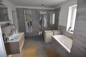 _DSC0866 Bad.JPG - Etagenwohnung mit 120,00 m&sup2; in Borna zur Miete