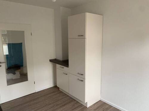 Moderne Küche mit Schrank - 
