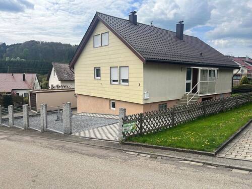 Strassenansicht von oben - 7 Zimmer Einfamilienhaus zum Kaufen in Donzdorf