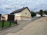 Straßenansicht von unten - 7 Zimmer Einfamilienhaus in Donzdorf