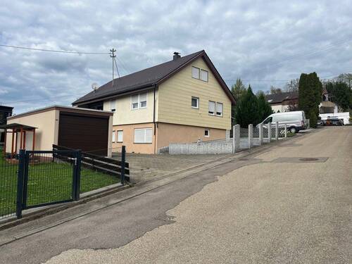 Straßenansicht von unten - 7 Zimmer Einfamilienhaus in Donzdorf