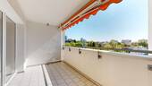 Balkon - Sanierungsbedürftige Dreieinhalb-Zimmer-Wohnung mit Loggia und Stellplatz in top Lage
