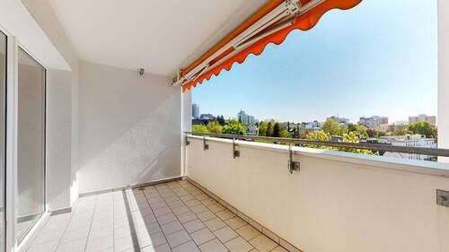 Balkon - Sanierungsbedürftige Dreieinhalb-Zimmer-Wohnung mit Loggia und Stellplatz in top Lage
