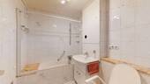 Badezimmer - Etagenwohnung mit 91,30 m&sup2; in Frankfurt am Main zum Kaufen