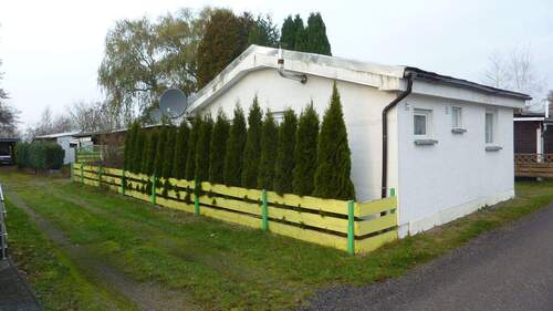 Seiten-/Vorderansicht - Holzhaus, Dauer-Wohnen oder Wochenendhaus auf Campingplatz