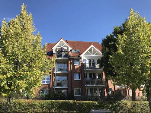 Frontansicht des Gebäudes - Stabile Mieteinnahmen, starke Rücklagen, keine Sanierungsrisiken - 2-Zimmer-Wohnung in Schwerin