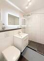 Modernes Bad mit ebenerdiger Dusche - 