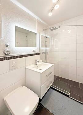 Modernes Bad mit ebenerdiger Dusche - 