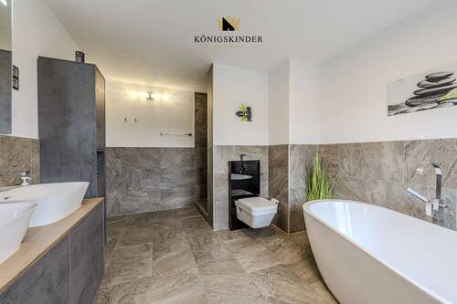 Ein Bad, das sowohl zum Entspannen als auch zum Genießen einlädt. - 