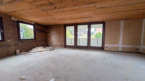 Wohn- Esszimmer mit Küchenanschlüssen und Zugang zum Balkon - 