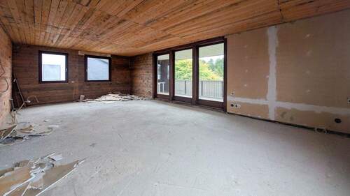 Wohn- Esszimmmer mit Küchenanschlüssen und Zugang zum Balkon im 1. Obergeschoss - 