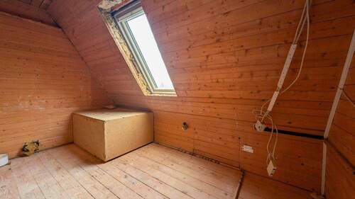 Raum mit Wasser- Abwasseranschlüssen im Dachgeschoss - 