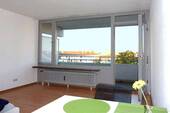 Blick zum Balkon - 1 Zimmer Etagenwohnung in München