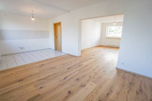 großzügiger Wohn- und Essbereich mit offener Küche - IDEAL FÜR FAMILIEN: Renovierte 4-Zi-Whg. mit Tageslichtbad, Gäste-WC , Balkon, Parkett uvm.