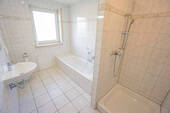 Tageslichtbadezimmer mit Dusche und Wanne - 