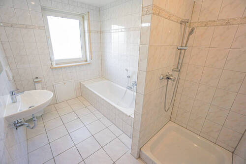 Tageslichtbadezimmer mit Dusche und Wanne - 