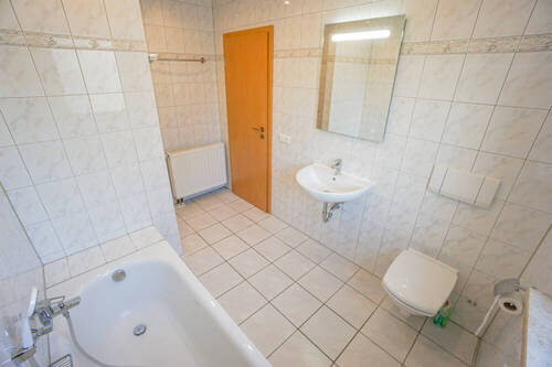 Tageslichtbadezimmer mit Dusche und Wanne - 