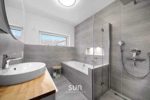 BADEZIMMER MIT TAGESLICHT - 