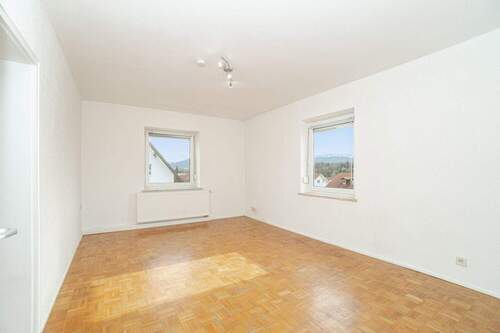 Wohnzimmer mit Blick - 3 Zimmer Etagenwohnung zum Kaufen in Penzberg