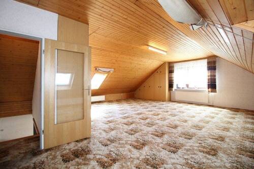großes Zimmer im Dachgeschoss - 