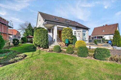 Hausansicht - Familienidyll mit eigenem Garten: Gepflegte Doppelhaushälfte (4 Zimmer) in ruhiger Wohnlage