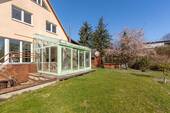 Hausansicht mit Wintergarten - 