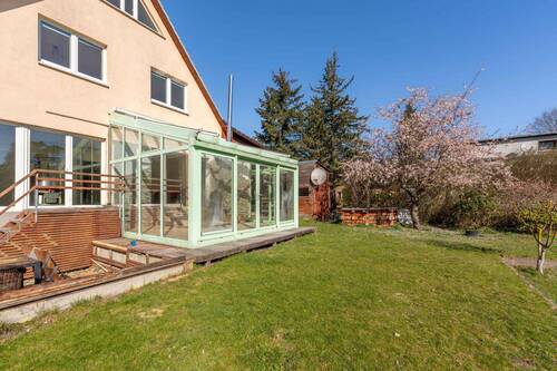 Hausansicht mit Wintergarten - 