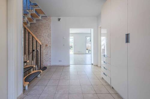 Eingangsbereich - 8 Zimmer Einfamilienhaus zum Kaufen in Falkensee