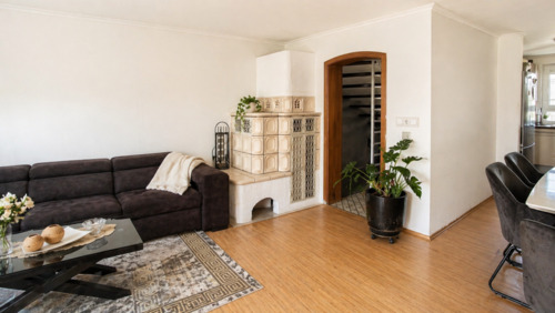 Wohnzimmer mit Kachelofen - 