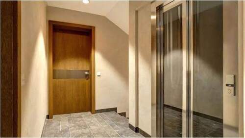 Treppenhaus mit Aufzug - 