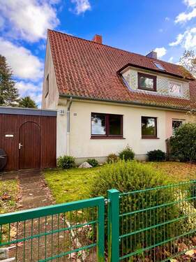 Frontansicht - Platz für eigene Ideen! Doppelhaushälfte in ruhiger und familienfreundlicher Umgebung