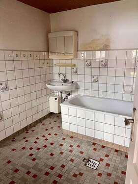 Bad mit Wanne und WC - 5 Zimmer Doppelhaushälfte zum Kaufen in Wenzendorf