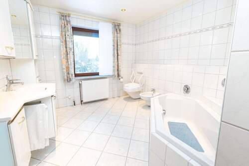 Badezimmer 1 EG - 8 Zimmer Einfamilienhaus in Stade