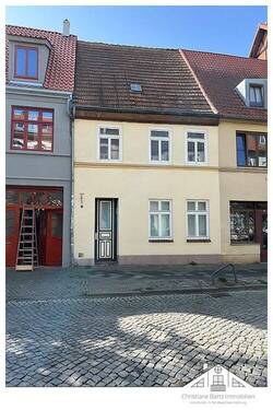 Hausansicht Straße - Mehrfamilienhaus, Wohnhaus zum Kaufen in Wismar