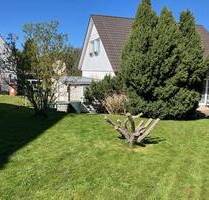 Freistehendes Einfamilienhaus im Bungalowstil zum ebenerdigen Wohnen mit gepflegtem Gartengrundstück und Garage und S... - Lichtentanne OT Schönfels