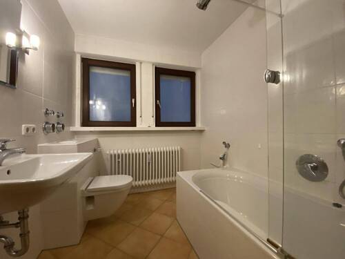 Badezimmer - Etagenwohnung mit 76,00 m² in Erlangen zur Miete