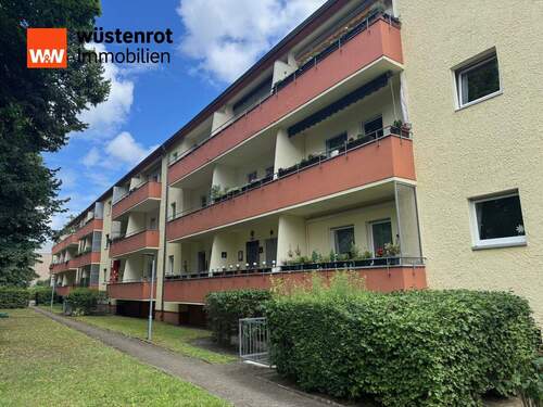 Gartenansicht - Attraktive 1-Zimmer Wohnung mit schönem Grünblick vom Balkon in gesuchter Lage von Marienfelde