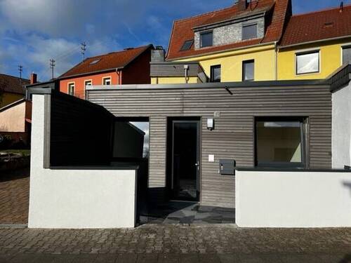 Vorderansicht mit Eingang - TOP Gelegenheit! Modernes Apartment in zentraler und ruhiger Lage zu vermieten