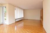 geräumiges Wohnzimmer, Parkettboden und Einbauwand und Zugang Terrasse - 