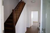 Flur mit Treppenhaus - 