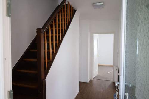 Flur mit Treppenhaus - 