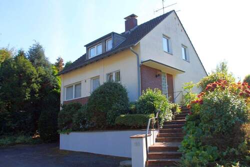 Haus und Hof Nordseite - Einfamilienhaus in Bensberg mit großem Grundstück in Bestlage