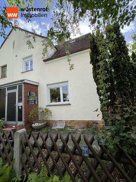 Hausansicht seitlich - 3 Zimmer Doppelhaushälfte zum Kaufen in Berlin