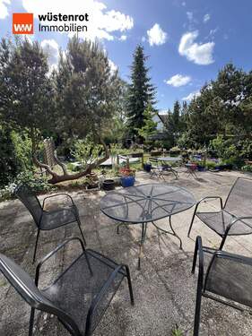 Blick von der Terrasse in den Garten - 3 Zimmer Doppelhaushälfte in Berlin