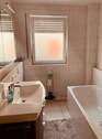 Bad mit Dusche und Fenster - 