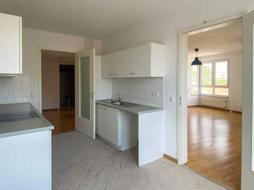 Küche neben Wohnzimmer - 