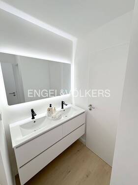 Bad mit Doppelwaschbecken und separatem WC - 