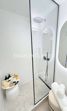 Moderne Dusche im Badezimmer - 